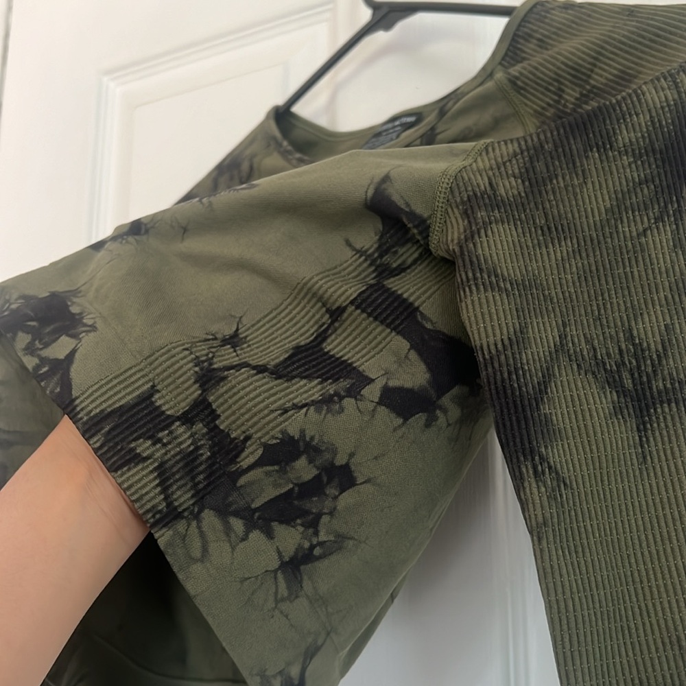 PINK ACTIVE Victoria’s Secret active top long sleeve tie dye green black top - Picture 9 of 10